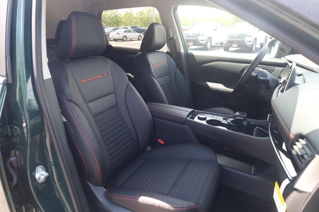 Nissan Rogue Vehicle Full-screen Gallery Image 22