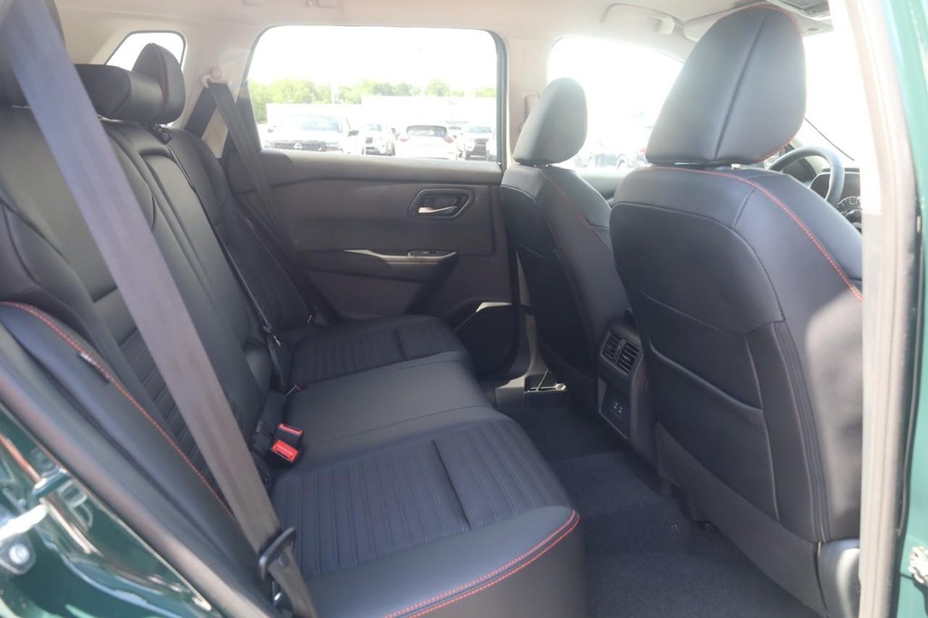Nissan Rogue Vehicle Full-screen Gallery Image 23