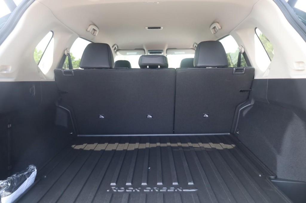Nissan Rogue Vehicle Full-screen Gallery Image 24