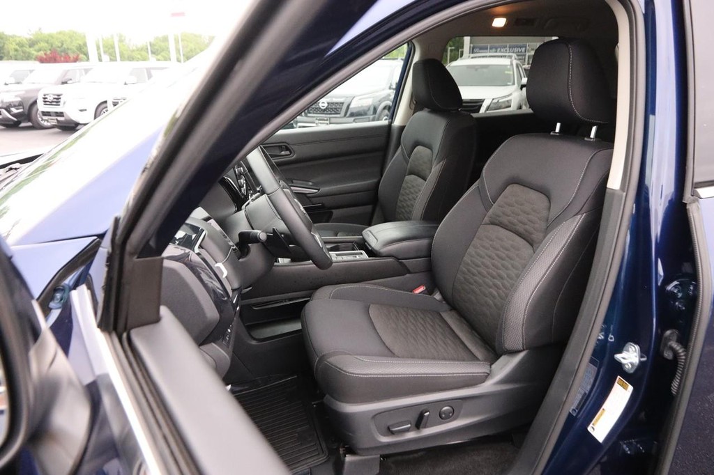 Nissan Pathfinder Vehicle Image 09