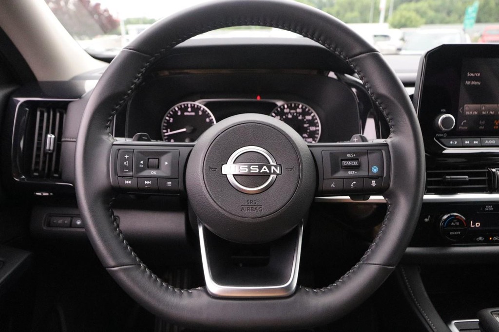 Nissan Pathfinder Vehicle Image 12