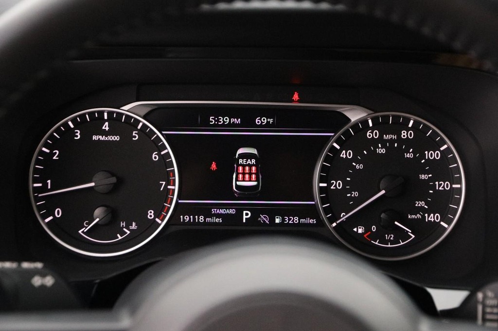 Nissan Pathfinder Vehicle Image 15