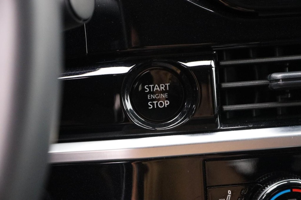 Nissan Pathfinder Vehicle Image 16