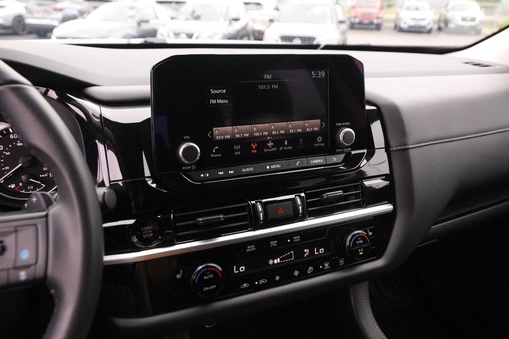Nissan Pathfinder Vehicle Image 17