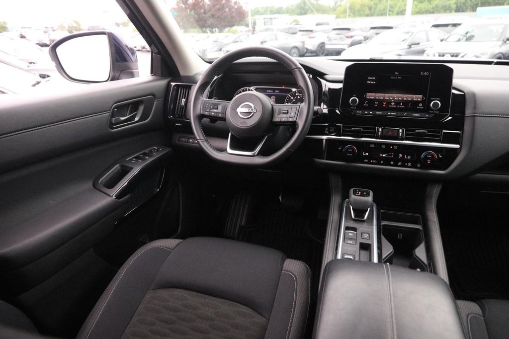 Nissan Pathfinder Vehicle Image 26