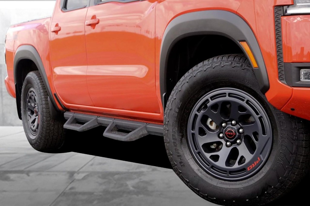 Nissan Frontier Vehicle Full-screen Gallery Image 3