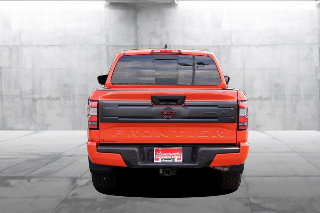 Nissan Frontier Vehicle Full-screen Gallery Image 6
