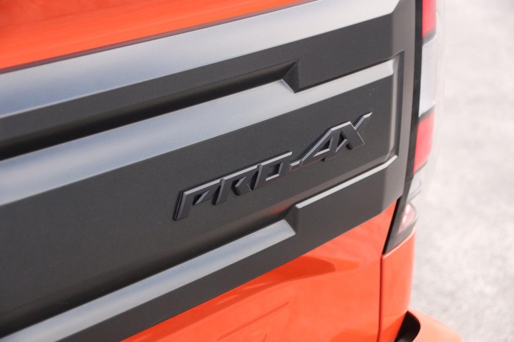 Nissan Frontier Vehicle Full-screen Gallery Image 7