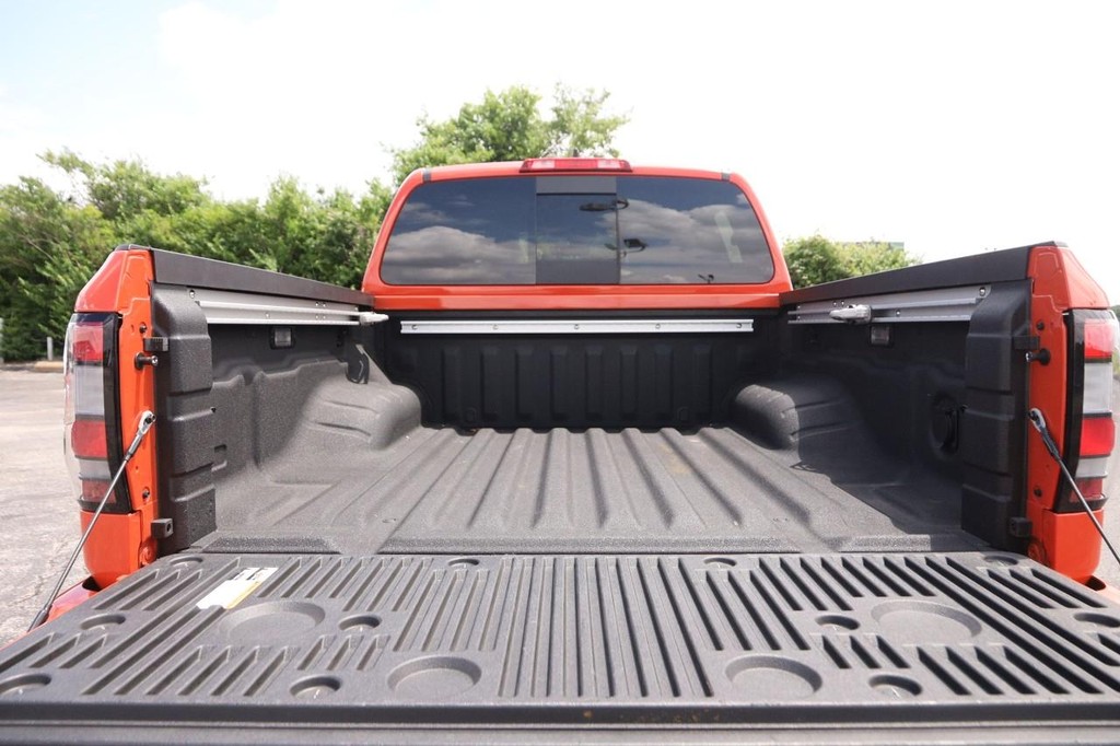 Nissan Frontier Vehicle Full-screen Gallery Image 8