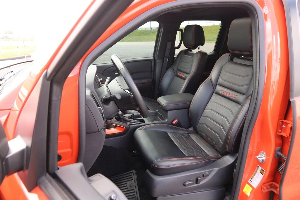 Nissan Frontier Vehicle Full-screen Gallery Image 9