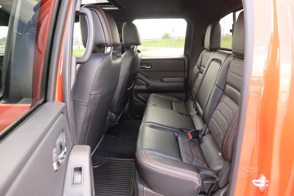 Nissan Frontier Vehicle Full-screen Gallery Image 10