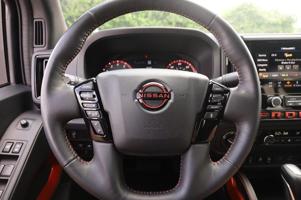 Nissan Frontier Vehicle Full-screen Gallery Image 12