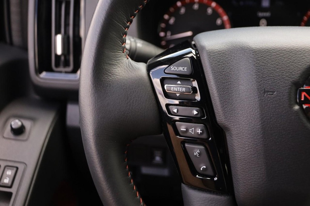 Nissan Frontier Vehicle Full-screen Gallery Image 13