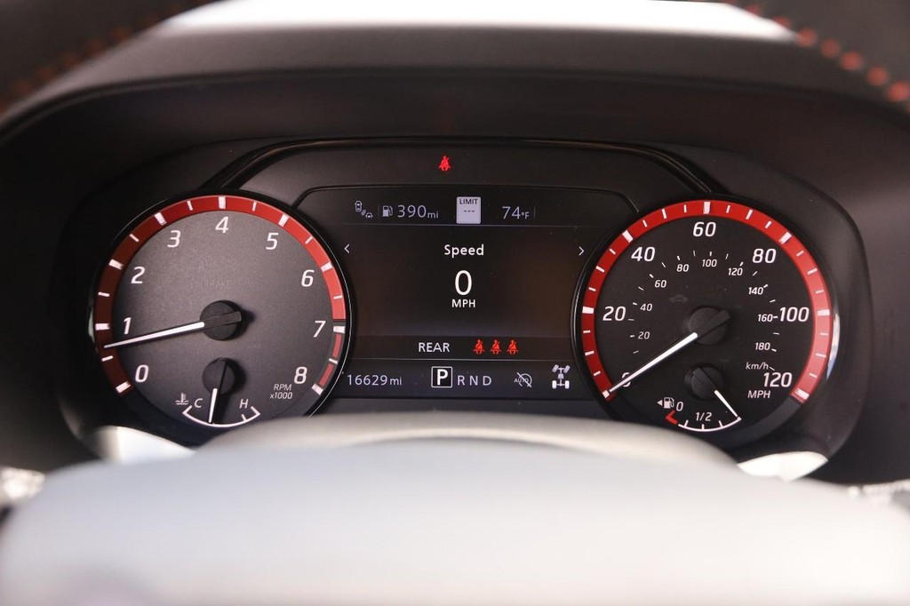 Nissan Frontier Vehicle Full-screen Gallery Image 15