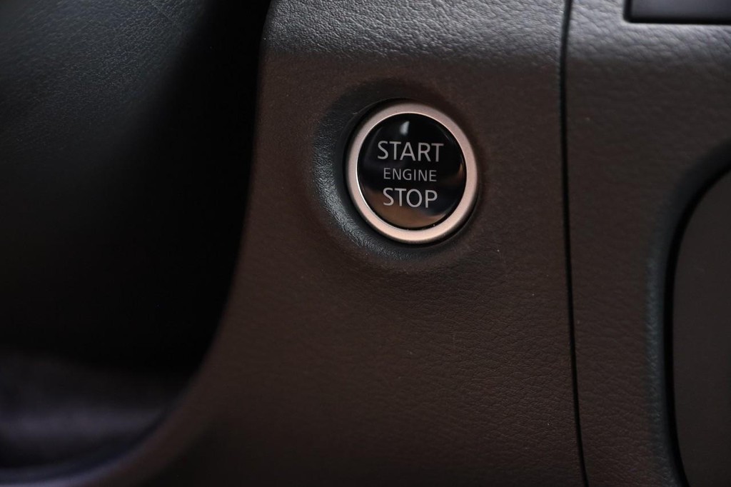 Nissan Frontier Vehicle Full-screen Gallery Image 16