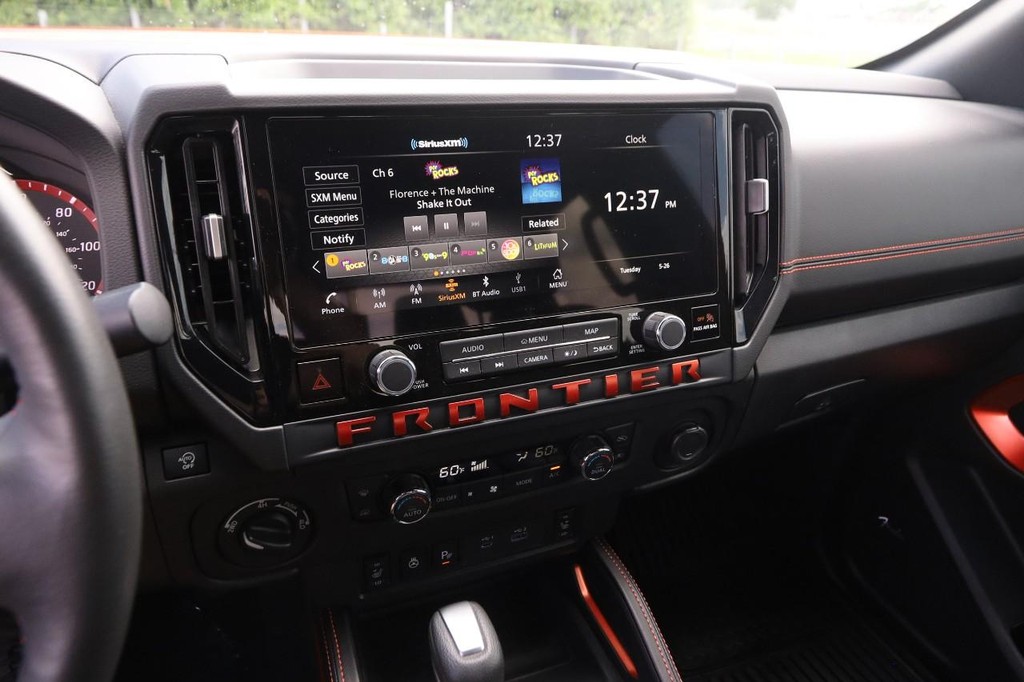 Nissan Frontier Vehicle Full-screen Gallery Image 17