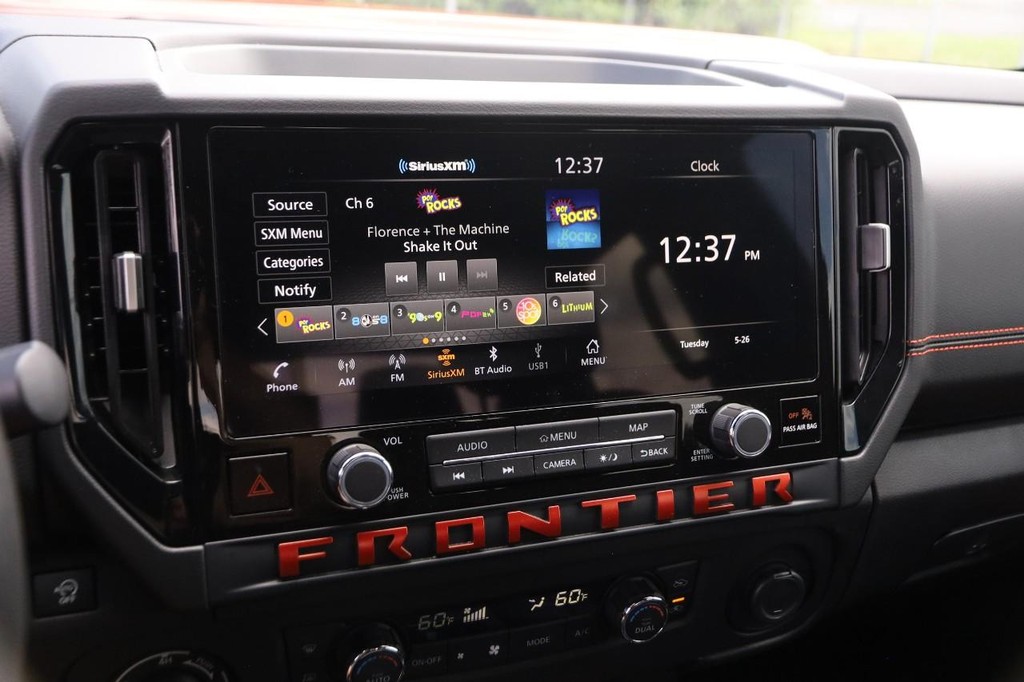 Nissan Frontier Vehicle Full-screen Gallery Image 18