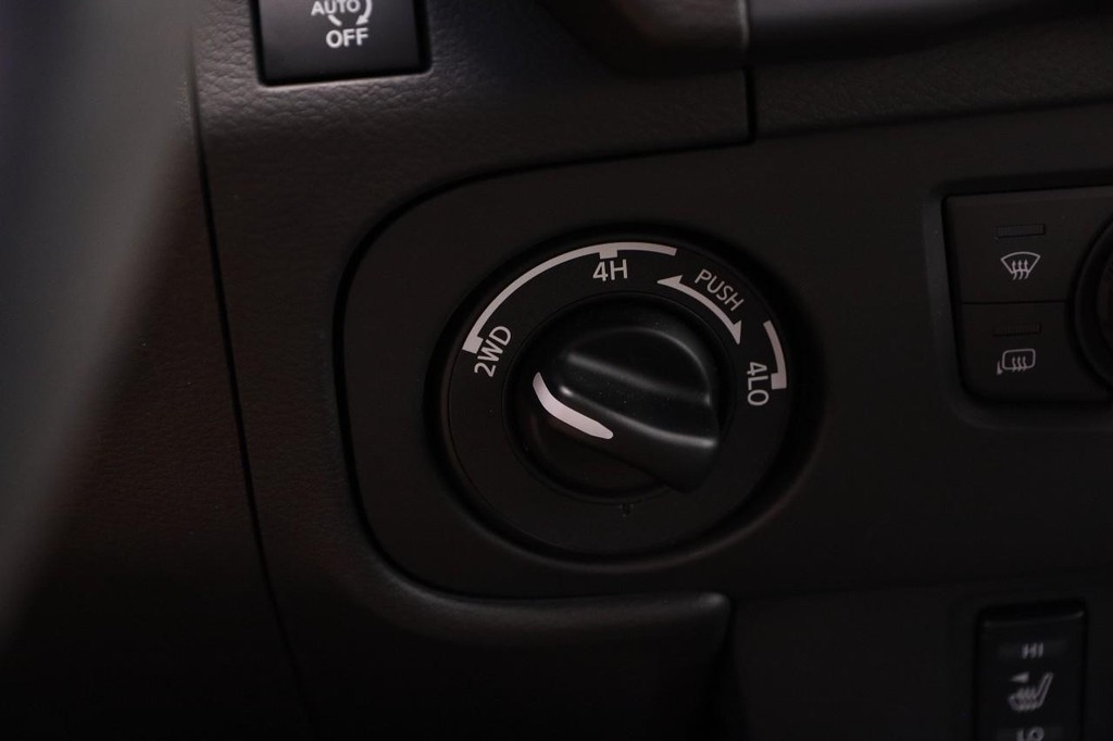 Nissan Frontier Vehicle Full-screen Gallery Image 21