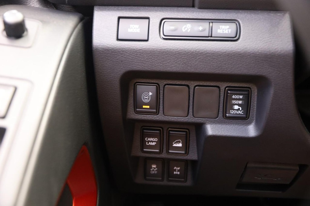 Nissan Frontier Vehicle Full-screen Gallery Image 23