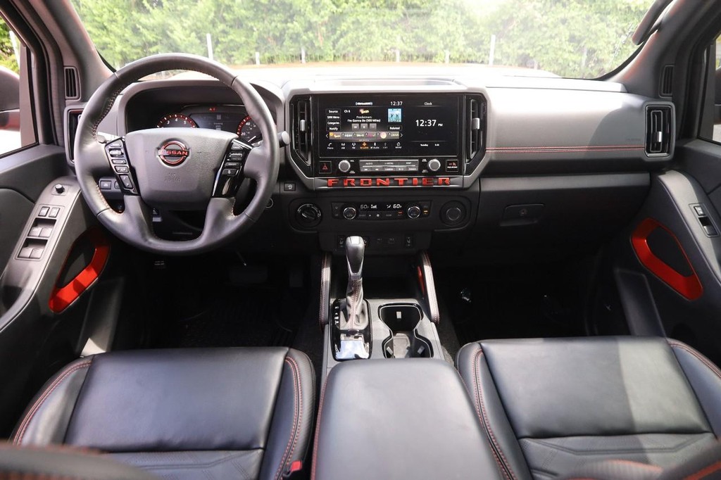 Nissan Frontier Vehicle Full-screen Gallery Image 24