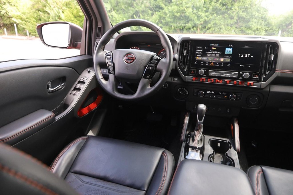 Nissan Frontier Vehicle Full-screen Gallery Image 25