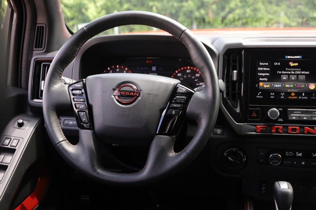 Nissan Frontier Vehicle Full-screen Gallery Image 26