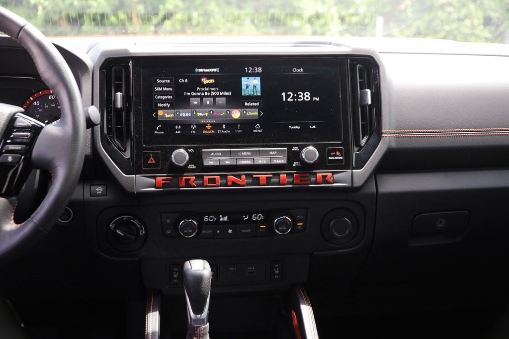 Nissan Frontier Vehicle Full-screen Gallery Image 27