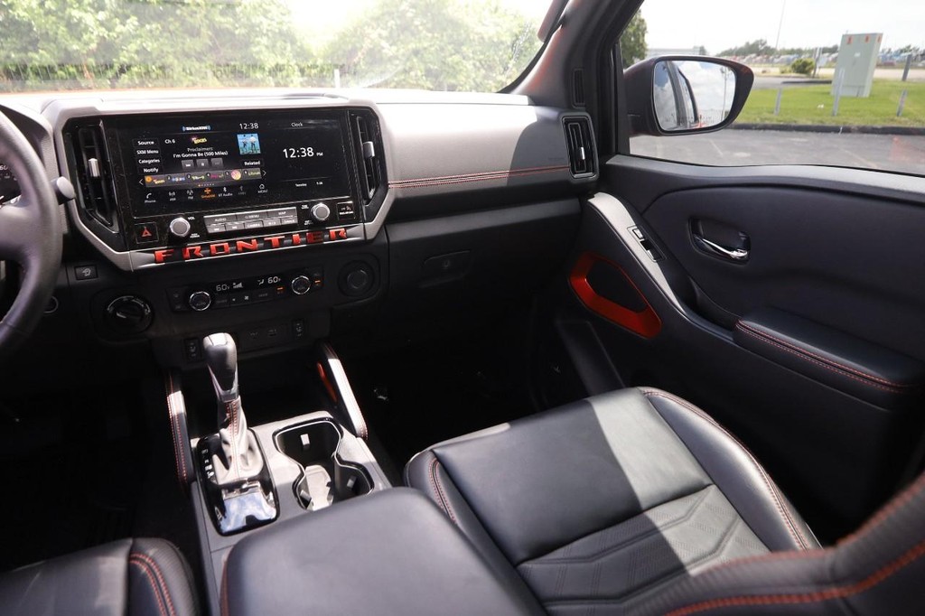 Nissan Frontier Vehicle Full-screen Gallery Image 28