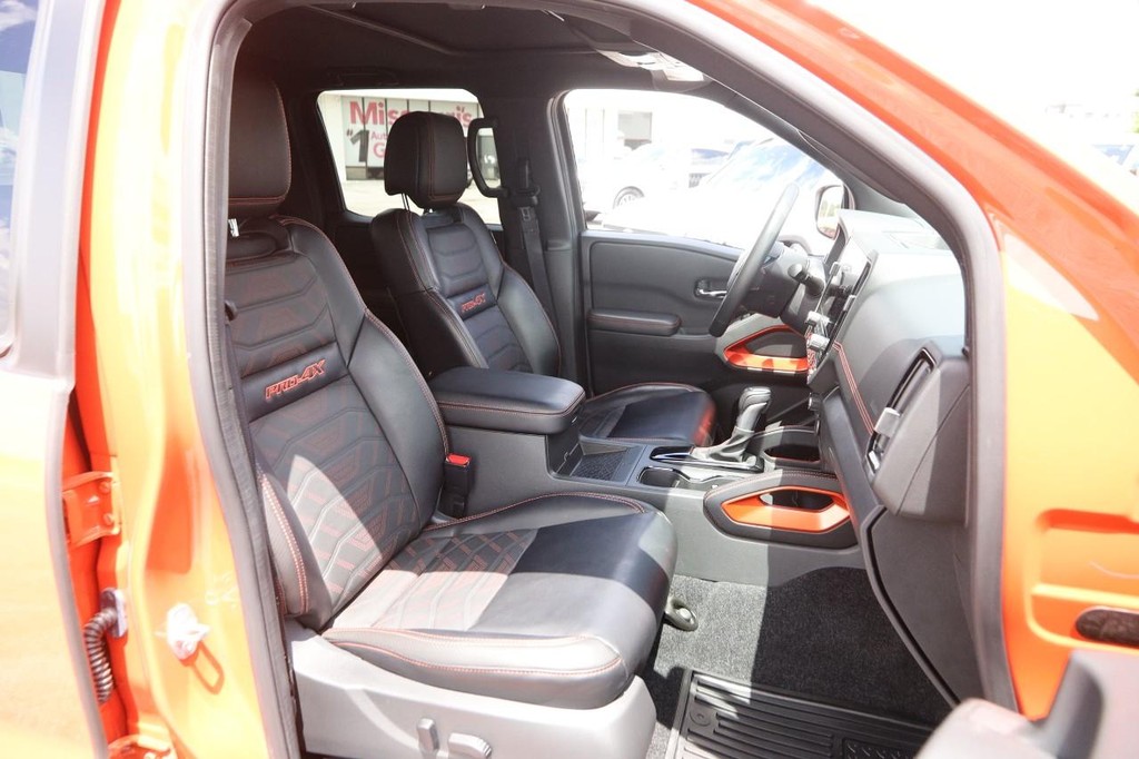Nissan Frontier Vehicle Full-screen Gallery Image 29