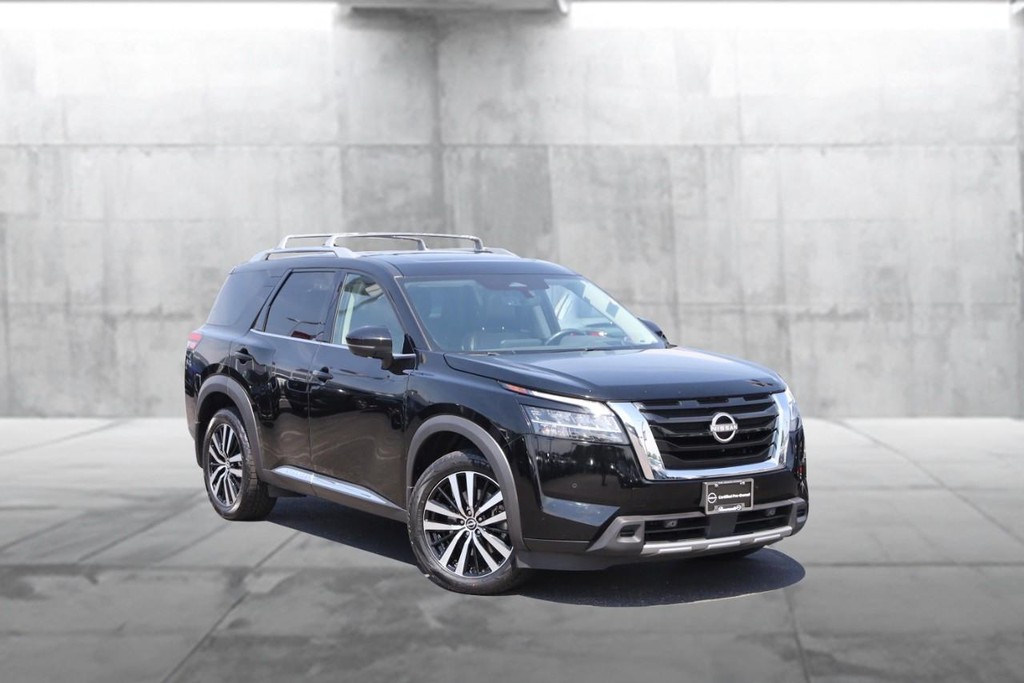 Nissan Pathfinder Vehicle Full-screen Gallery Image 2