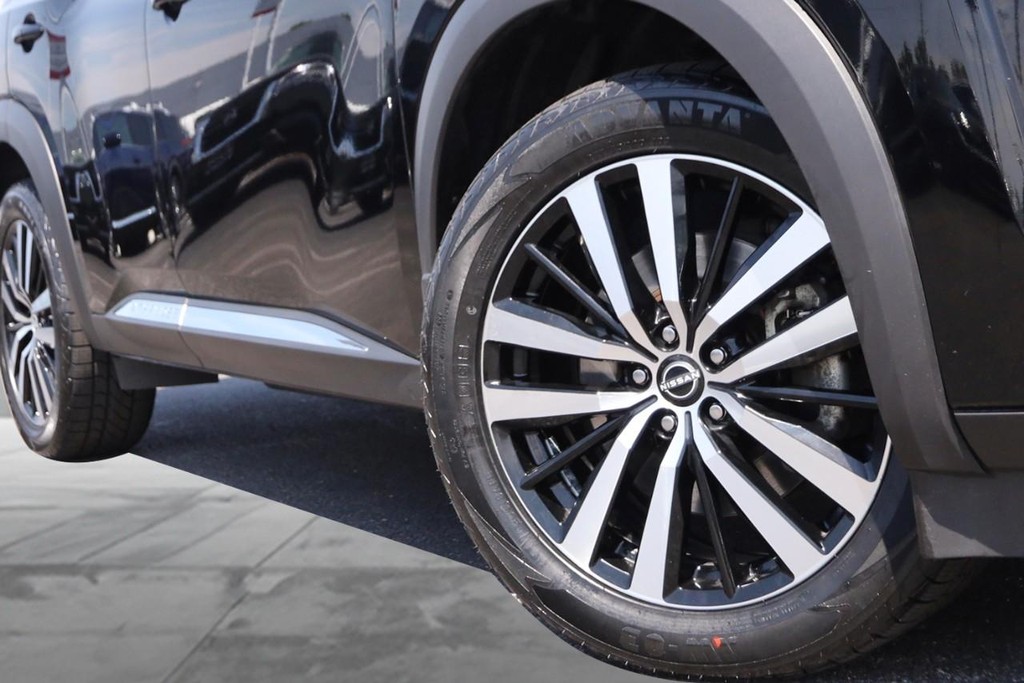 Nissan Pathfinder Vehicle Full-screen Gallery Image 3