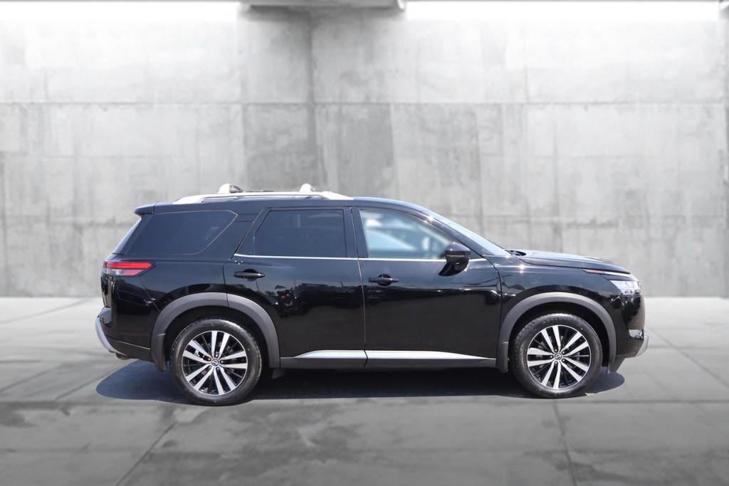 Nissan Pathfinder Vehicle Full-screen Gallery Image 5