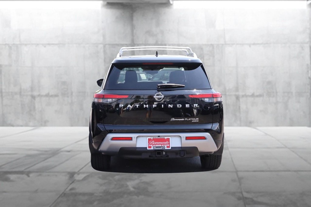 Nissan Pathfinder Vehicle Full-screen Gallery Image 6