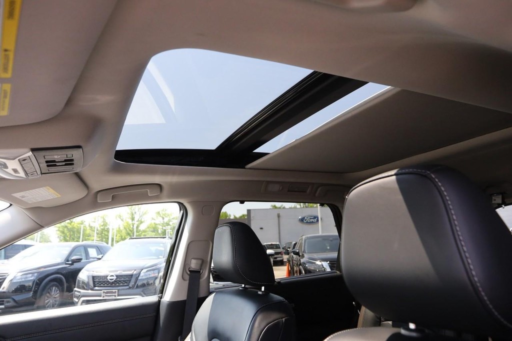 Nissan Pathfinder Vehicle Full-screen Gallery Image 9