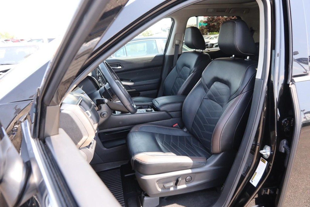 Nissan Pathfinder Vehicle Full-screen Gallery Image 10