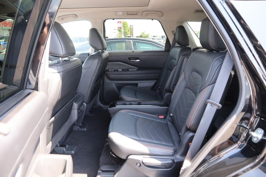 Nissan Pathfinder Vehicle Full-screen Gallery Image 11