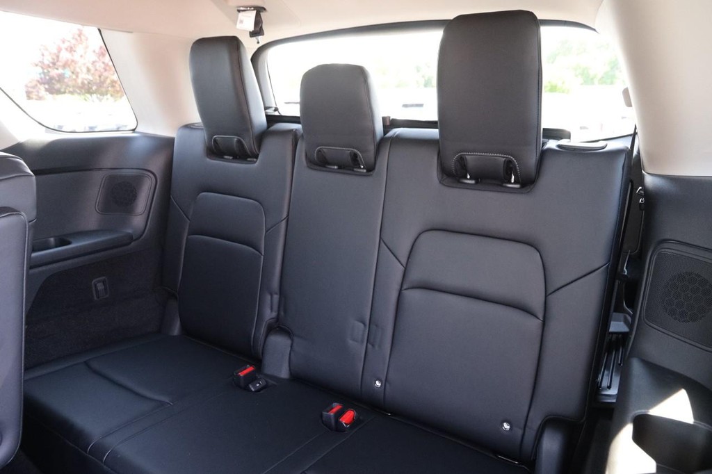 Nissan Pathfinder Vehicle Full-screen Gallery Image 12