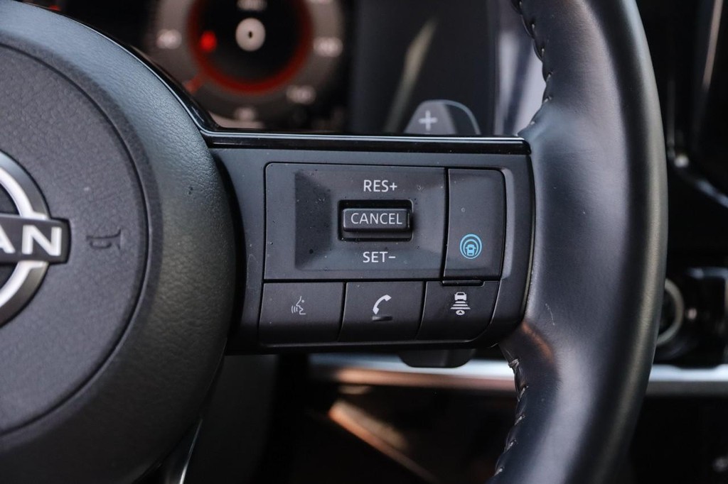 Nissan Pathfinder Vehicle Full-screen Gallery Image 15