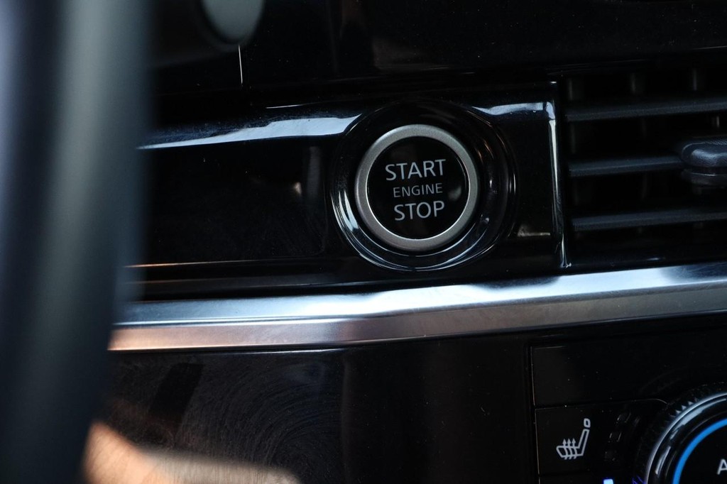 Nissan Pathfinder Vehicle Full-screen Gallery Image 17