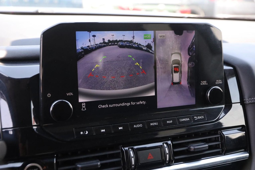 Nissan Pathfinder Vehicle Full-screen Gallery Image 19