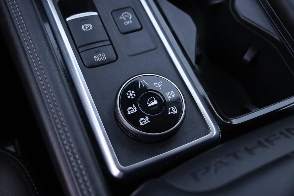 Nissan Pathfinder Vehicle Full-screen Gallery Image 21