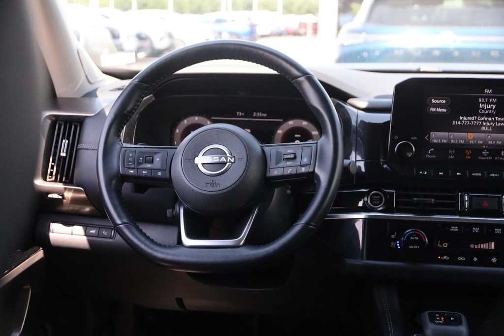 Nissan Pathfinder Vehicle Full-screen Gallery Image 25