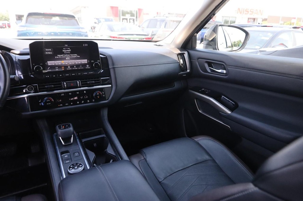 Nissan Pathfinder Vehicle Full-screen Gallery Image 27