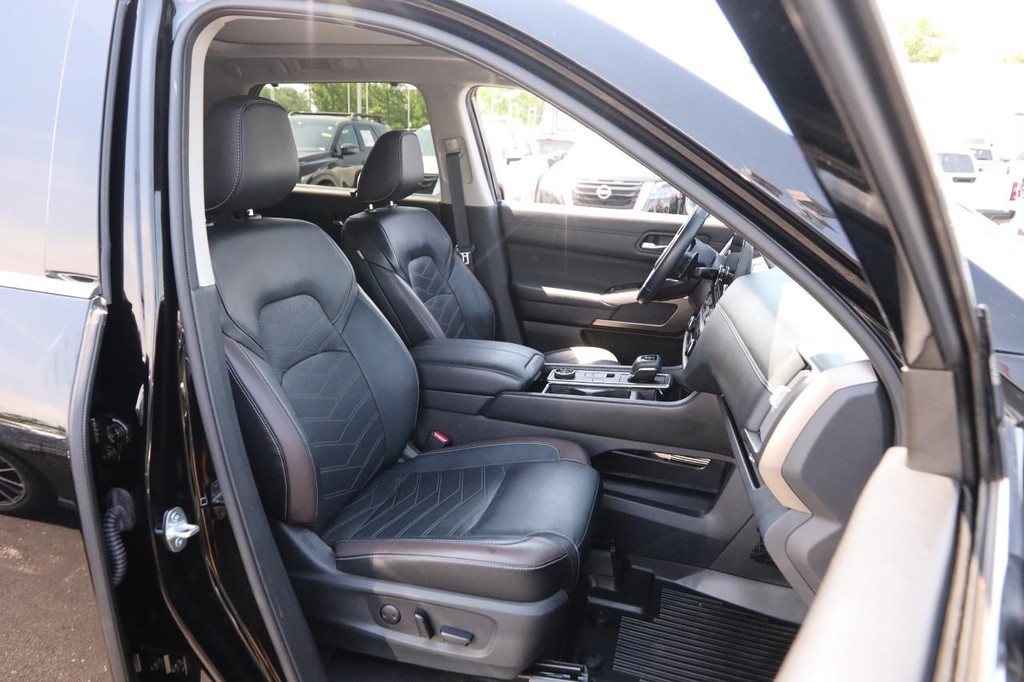 Nissan Pathfinder Vehicle Full-screen Gallery Image 28