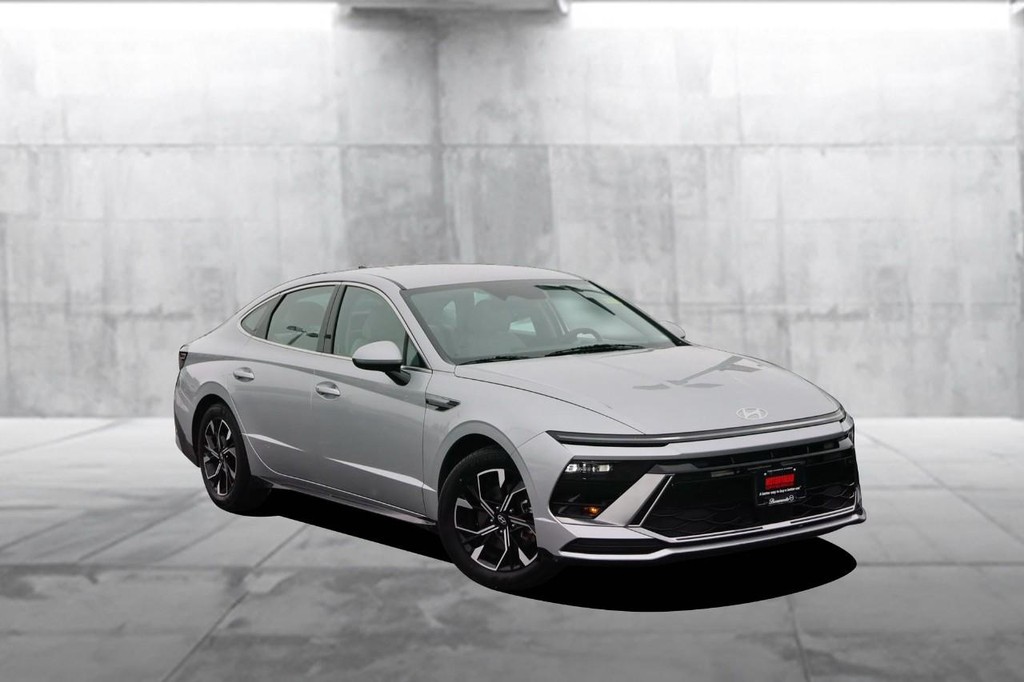 Hyundai Sonata Vehicle Full-screen Gallery Image 2