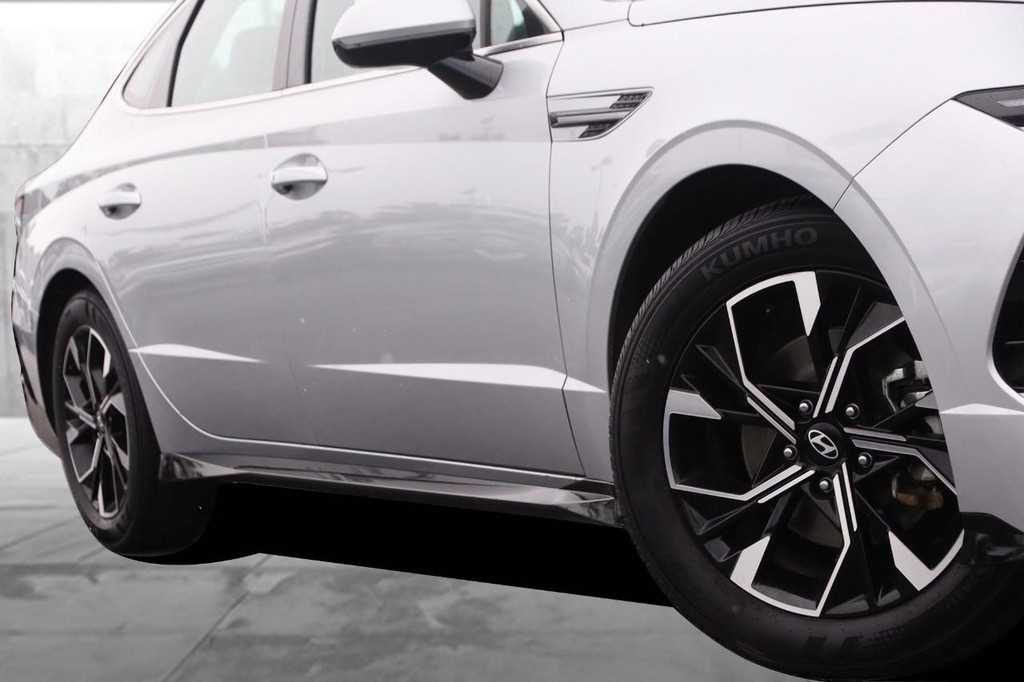 Hyundai Sonata Vehicle Full-screen Gallery Image 3