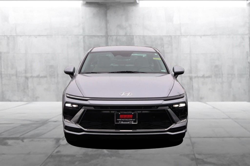 Hyundai Sonata Vehicle Full-screen Gallery Image 4