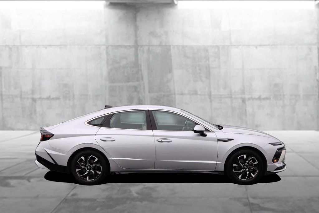 Hyundai Sonata Vehicle Full-screen Gallery Image 5
