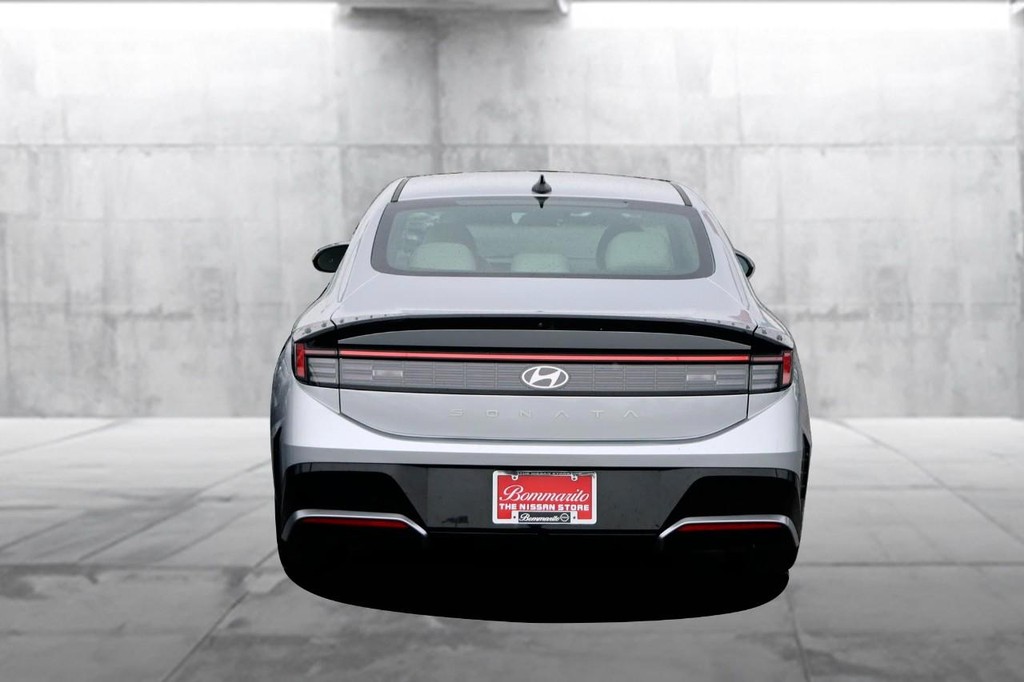 Hyundai Sonata Vehicle Full-screen Gallery Image 6
