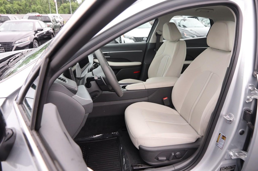 Hyundai Sonata Vehicle Full-screen Gallery Image 8